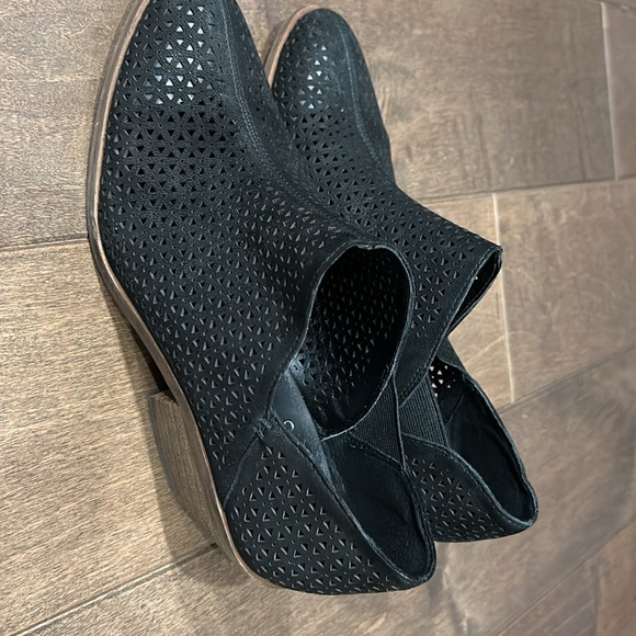 Vince Camuto Ankle Boots/ shoes  Size 8 1/2 - Picture 2 of 5